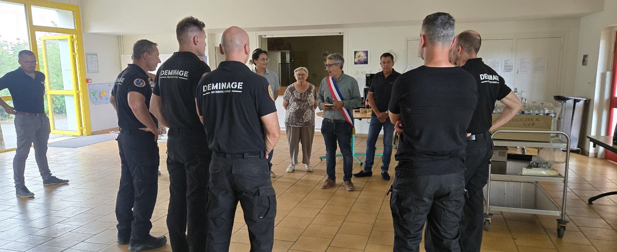 Le déminage du site de l'école élémentaire Simone Veil est terminé. La zone est maintenant totalement sécurisée. Je viens de remettre aux démineurs la médaille de la Ville pour les remercier de leur travail, de leur écoute et de leur bienveillance. #Buxerolles