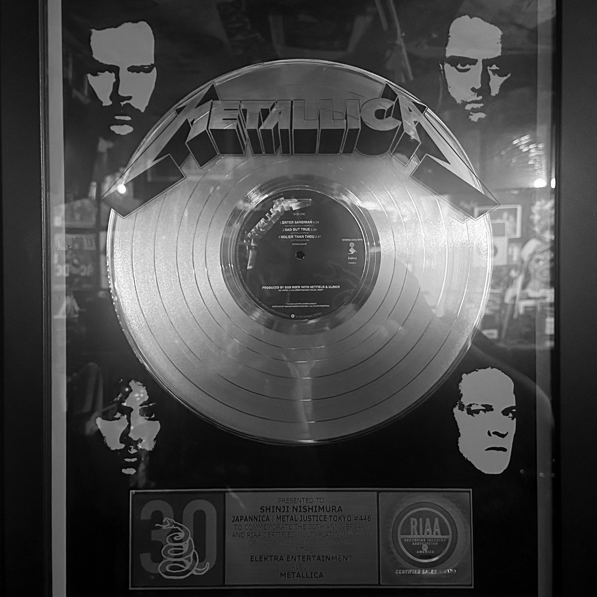 今夜8.13(水)の六本木<a href="/MetalJusticeTYO/">Metal Justice Tokyo -The Home of Metalheads-</a> は新店舗<a href="/MetalMasterTYO/">Metal Master Tokyo</a> <a href="/MetalMasterBrew/">Metal Master Brewing</a> からダブルヘッダーのSHINJI担当でオープンしました💪

2006年サマソニ東京のメタリカ公演ビデオで高揚してます🔥
ブラックアルバムプラチナディスクも店内で見守ってくれています🐍