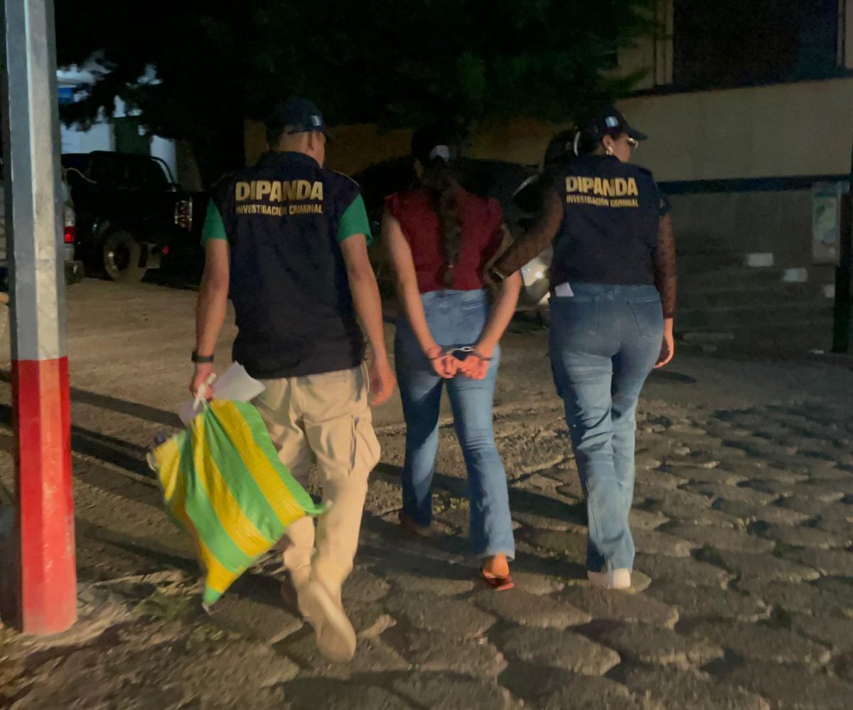 En el barrio San Benito, Santa Catarina La Tinta, Alta Verapaz, investigadores de la DIPANDA de la PNC capturaron a Yesica “N”, de 25 años, quien es solicitada por un juzgado de ese departamento y de Quiché, ambas por el delito de Extorsión.
