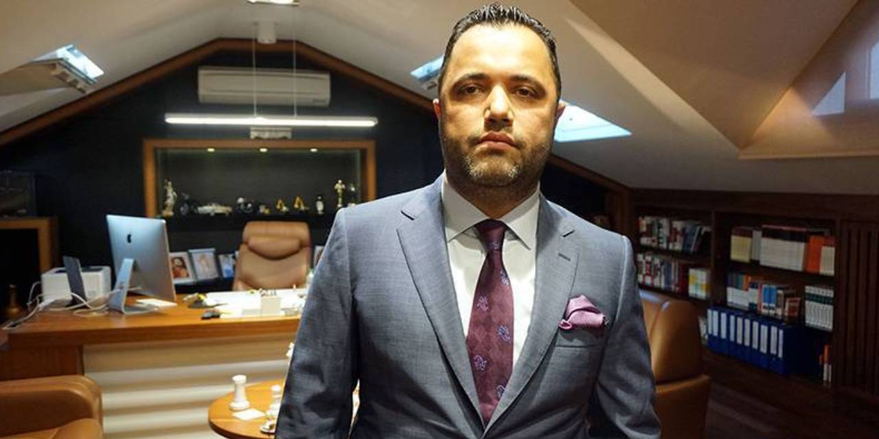Süper Kulüp on X: "Rezan Epözdemir'in 35 milyonluk arabasına el konuldu Rezan Epözdemir soruşturmasında gözaltına bulunan Epözdemir'in 35 milyon TL değerindeki Mercedes Maybach arabasına el konulduğu bildirildi. https://t.co/iLB8AJedmw https://t.co ...