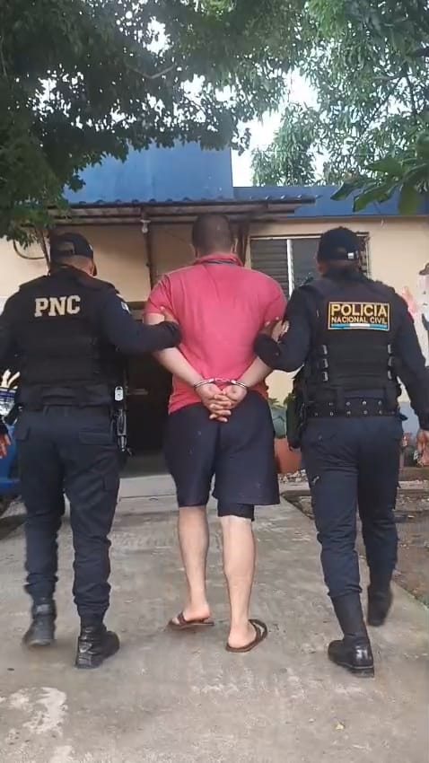 En el cantón San Francisco, Pajapita, San Marcos, es detenido Antonio “N”, de 25 años, quien portaba ilegalmente una pistola 9mm.