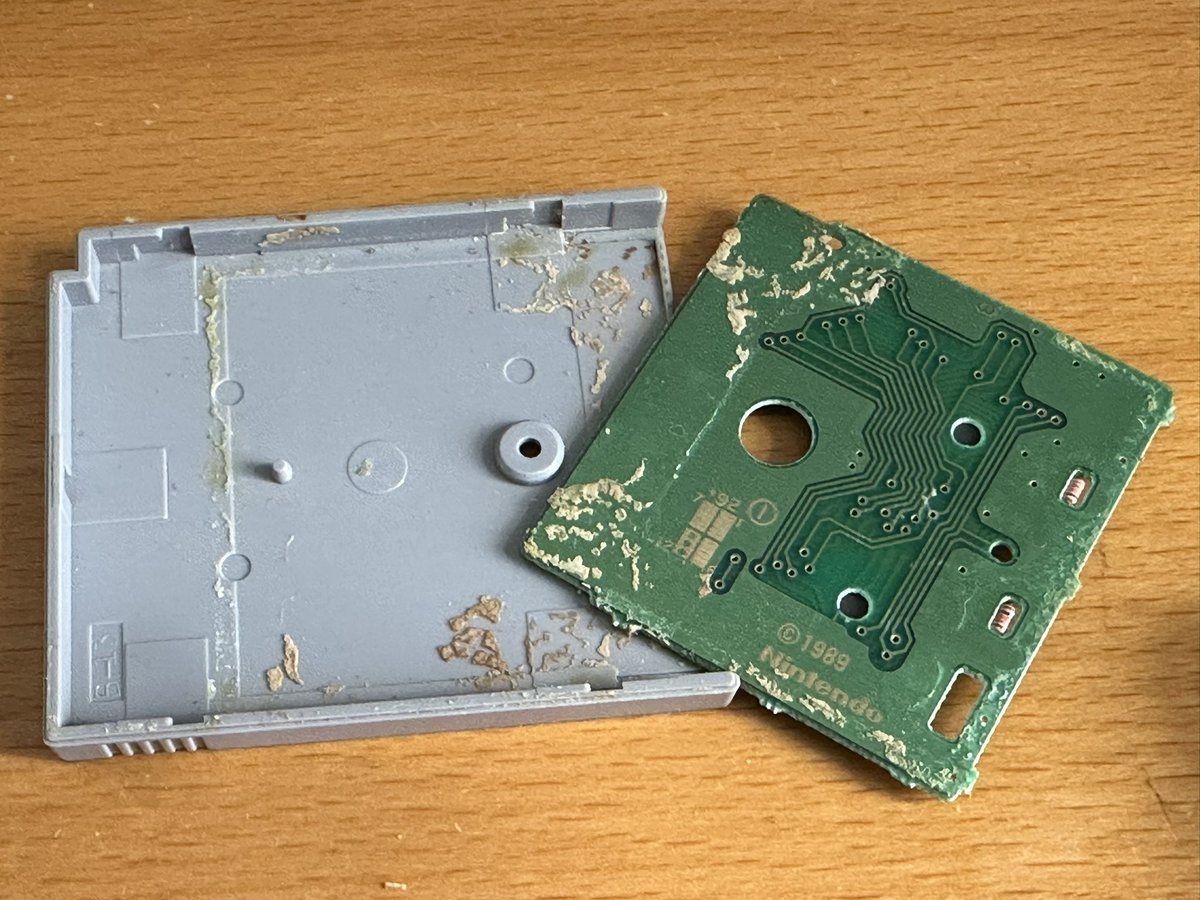 JoachimHesse's tweet image. Bei gebraucht erworbenen Spielen für #GameBoy lohnt es sich oft, das #Modul aufzuschrauben. Auch dieses Spiel hier hat nach einer Grundreinigung wieder funktioniert. Keine Ahnung, weshalb so viele Spieler*innen offenbar ihre Schätze früher in klebrige #Getränke eingelegt haben.