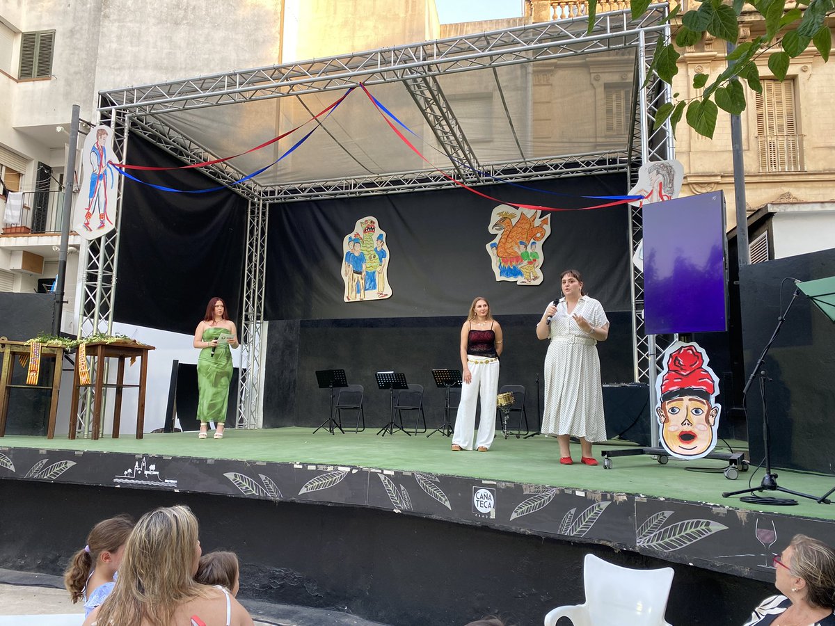 Al “Pradeja la Festa” s’ha presentat el cartell del Festival Dona 25 💜 amb la seva autora, Júlia Barceló, acompanyada de Natàlia Matas al saxo.

I ja coneixem a les pubilles d’enguany! 
➡️ Abril Eguía, Pubilla de Carrusel
➡️ Júlia Castro, Pubilla del Casino Prado

#viuprado