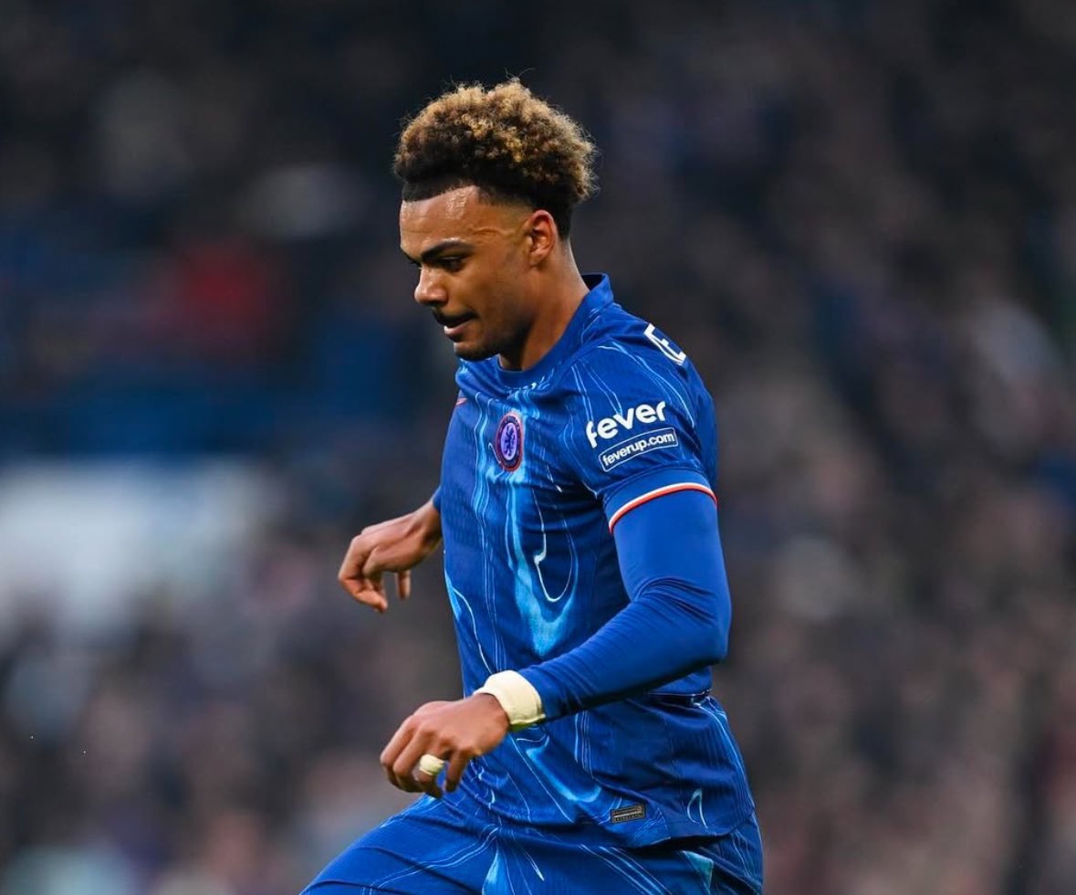 FabrizioRomano's tweet photo. 🚨 Renato Veiga’s future remains open as several clubs keep moving for the defender.

Borussia Dortmund made approach to consider possible bid but still deemed as expensive, as Chelsea only consider a permanent transfer. https://t.co/Xx0ejgarmW