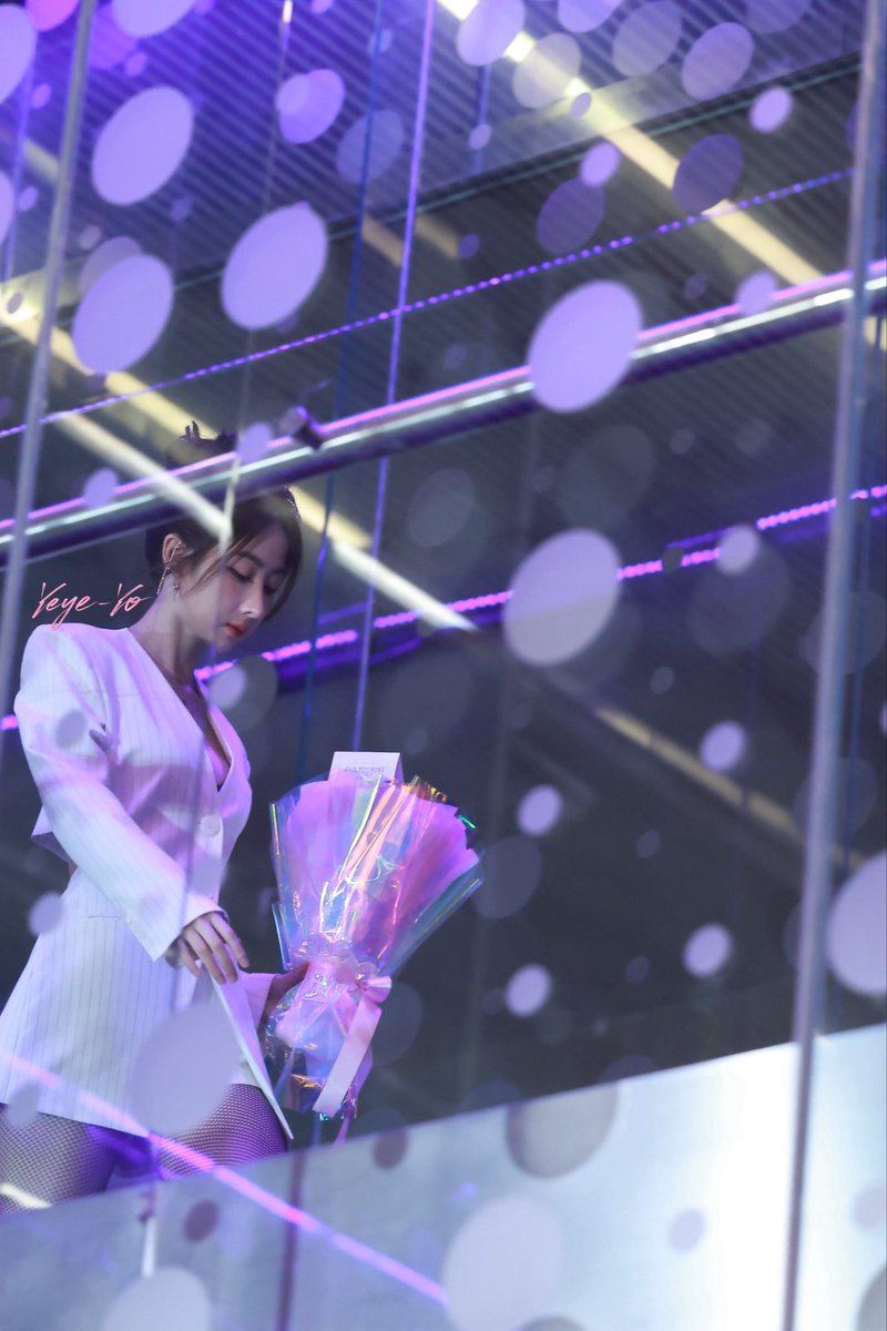 É uma princesa.  Olha a classe da mulher 🤌🏽

YOKO AT ROLLER COASTER
#FirstPremiereRollerCoaster