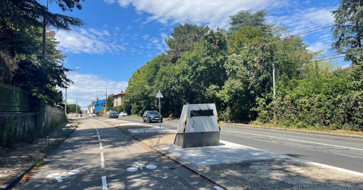 leprogreslyon's tweet image. «On en a ras-le-bol» : le nouveau radar de chantier fait grincer des dents à Charbonnières #circulation
➡️ l.leprogres.fr/oan