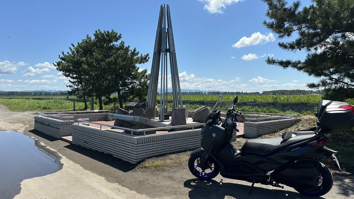 kanagawa2ctr's tweet photo. ツーリング5日目。快晴！大潟村干拓博物館を訪問。���緯度交会点標示塔に行った。これは緯度と経度が整数値で交わる交会点。大潟村には、北緯４０度・東経１４０度のラインが交わる地点があり、標示塔が立っている。１０度単位で交差しているのは、日本の陸地では大潟村一カ所だけ。 https://t.co/YzaGt4Tbtx