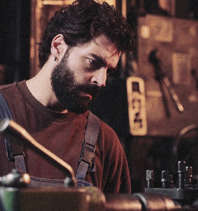 Opheliyya's tweet photo. His eyes have that rare power it can express the most complicated feelings. The depth in his eyes alone tells half the story. Carrying a weight of heavy unspoken thoughts and emotions of Timur that hit you before he even says a word ❤️‍🩹
#AkınAkınözü #Veliaht https://t.co/pxxi8gtPMn