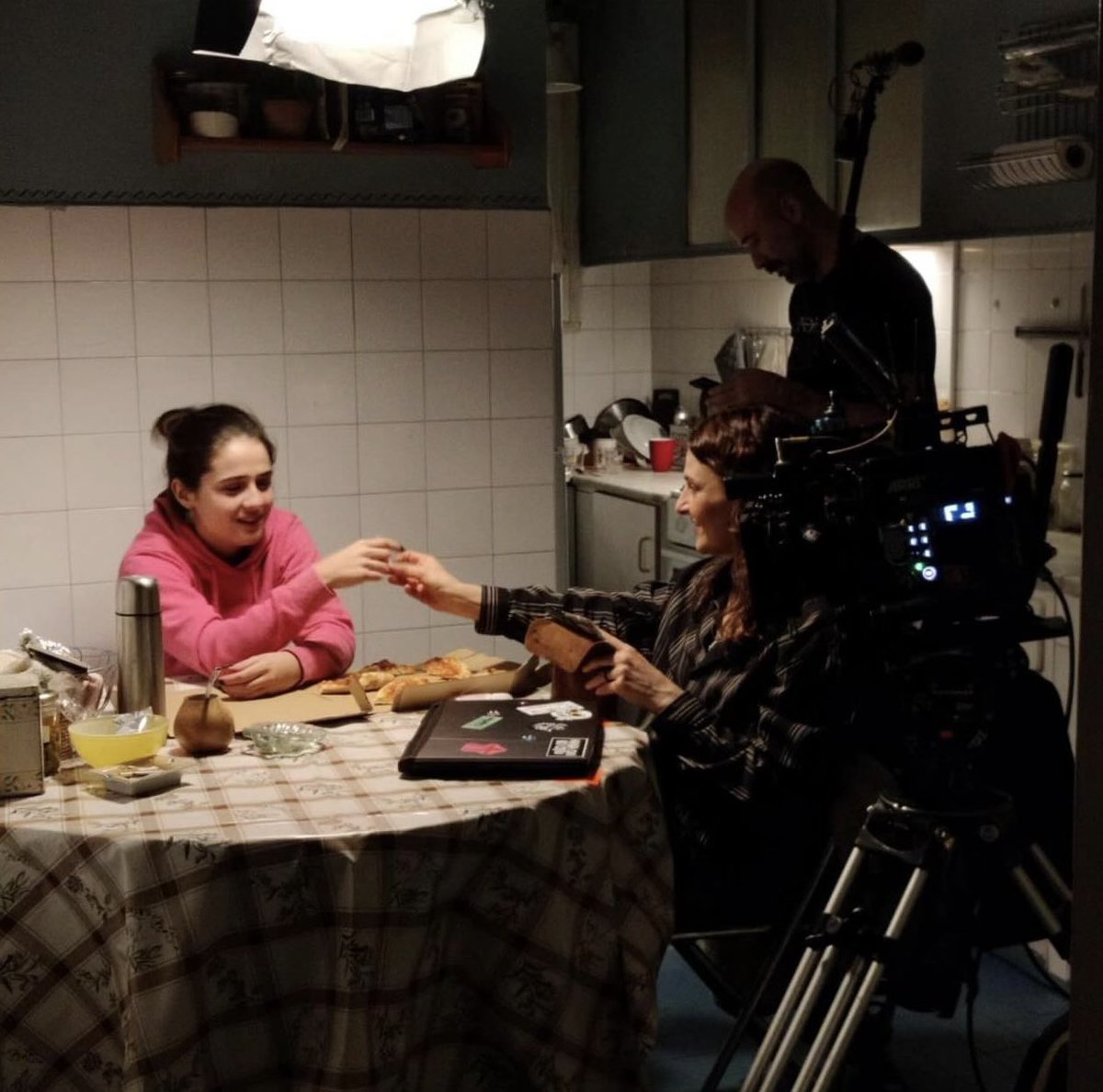 RCserviceSpain's tweet photo. “LOS TORTUGA” de la directora Belén Funes en el @sansebastianfes 🎥🐢
 
#LosTortuga 
País(es) de producción: España - Chile
DIRECCIÓN DE FOTOGRAFÍA Diego Cabezas 

🎥 Película rodada con equipos @RCserviceSpain 🎥
____
#pelicula #rcservicespain #lostortugapelicula #crewlife #dop https://t.co/lFIg0HwNnG