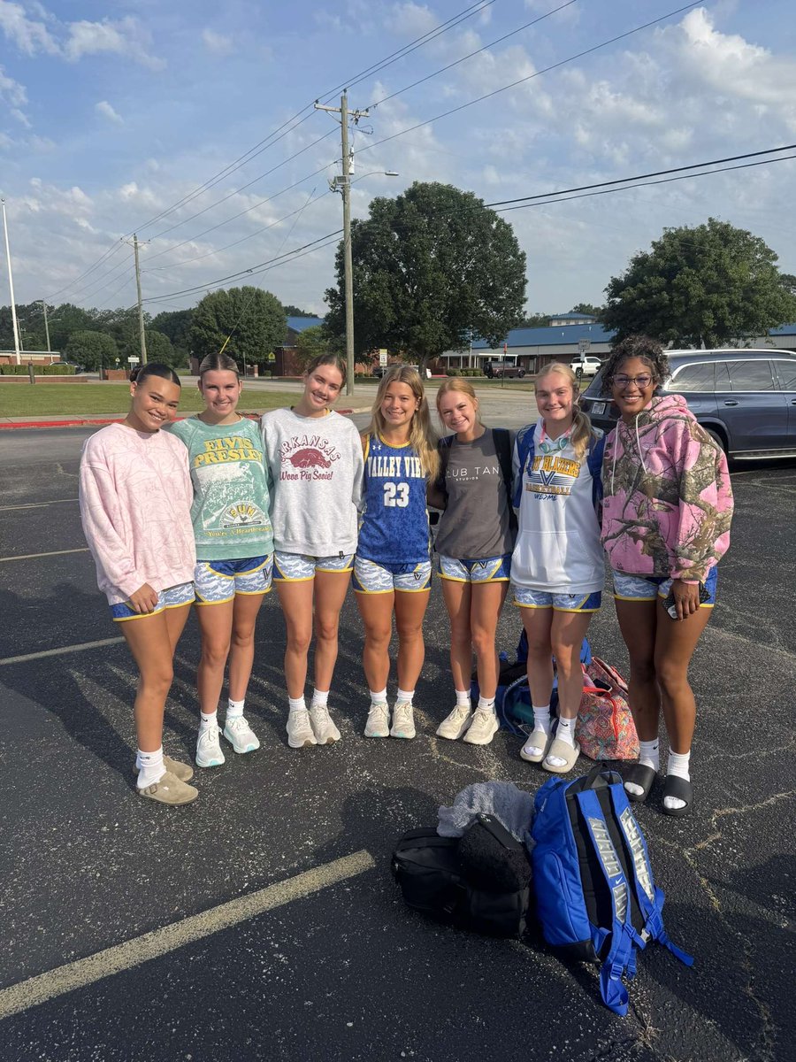 Good Luck today first day of school Seniors!!!!   Make it a great year!!! Light it!!!#LTF  <a href="/Jaredseeman/">cash plowboy</a> <a href="/brseeman/">Bella Seeman</a> <a href="/ValleyViewFB/">Blazer Football</a> <a href="/CayleyFrench/">Cayley French</a>