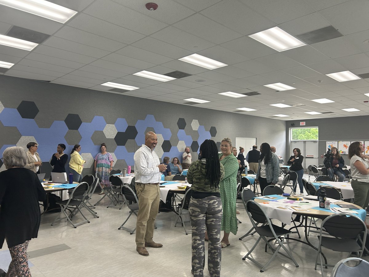 MagnifiedGiving's tweet image. On July 16th, we brought educators, nonprofit leaders &amp;amp; youth advocates together for a powerful Service Learning Workshop 💡

Biggest takeaway? Teaching empathy is great, but giving students the chance to show it changes everything. 🌟

#ServiceLearning #CincyEducation