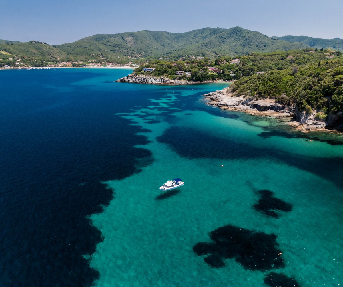 🌊 Tuffi in acque cristalline, silenzio interrotto solo dal suono delle onde e la sensazione di relax che pervade, per davvero.

⛵ Una gita in barca è il modo perfetto per vivere l’Elba da un altro punto di vista.

📸 Photo by Daniele Fiaschi

#GitaInBarca #VisitElba #Estate2025