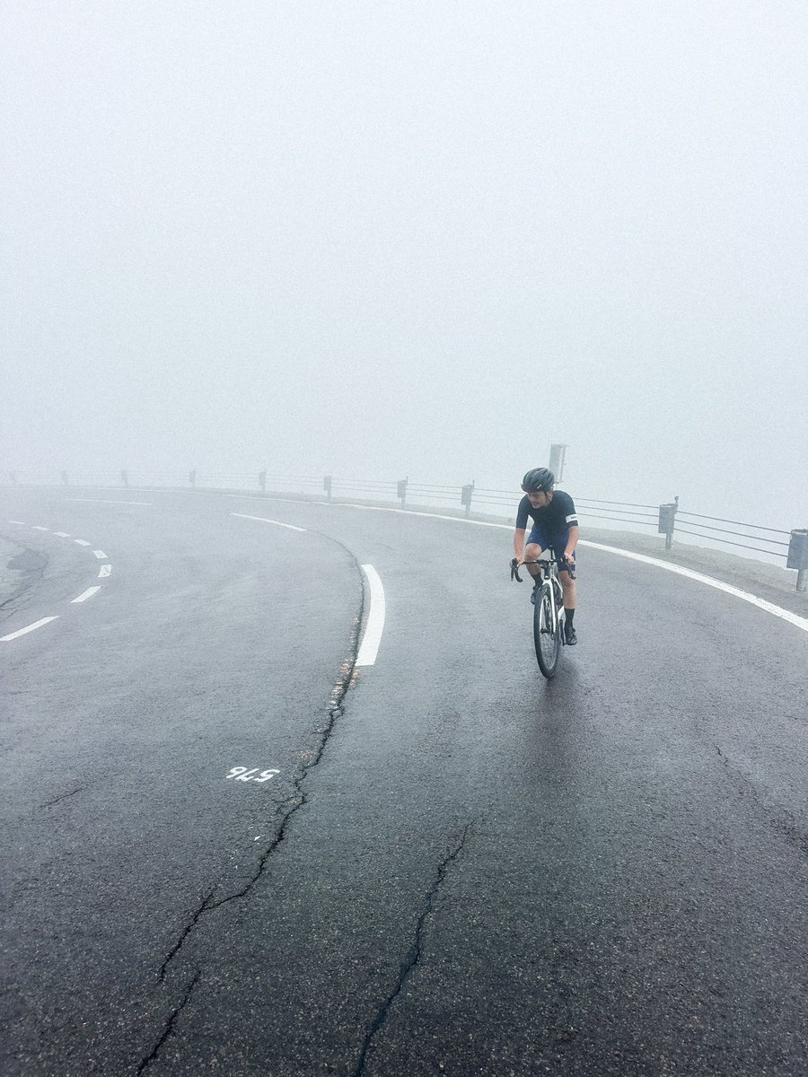 とても白くて寒い3年ぶりの乗鞍でした。標高2700mの畳平は気温11度、雨、強風で、無人。下りが過酷でしたがやっぱり乗鞍は乗鞍。ここでしか味わえない異世界がある。また晴れた日に登ります。