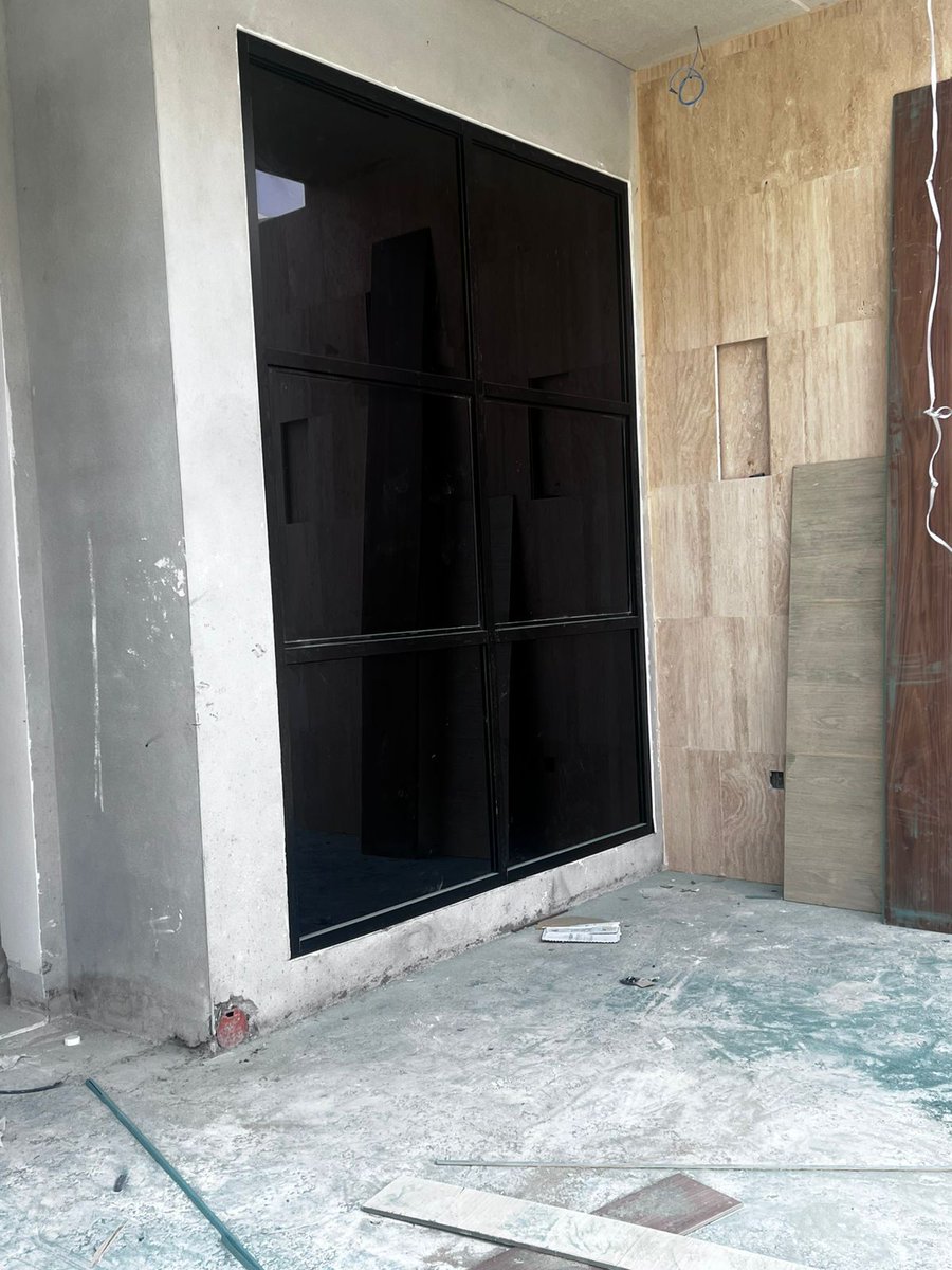 🎨 أهمية تأسيس فتحات النوافذ بالمعجون قبل تركيب الحلق
تأسيس الفتحة بطبقة معجون وأسـاس دهان يوفّر سطحًا مستويًا ونظيفًا، ويحمي فريم الألمنيوم من الخدوش أو الاتساخ أثناء أعمال التشطيب.
النتيجة: تركيب متقن، مظهر أنيق، وعمر أطول للنوافذ.

#تشطيبات #ألمنيوم #معلومة_مهنة