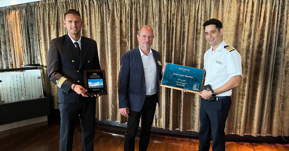 Port_BC's tweet image. 🛳️ Le Seven Seas Mariner ⚓ de @regentcruises en escale à Calais !
🎖️ Tradition respectée : remise de la plaque de bienvenue au capitaine, par Alain Caillier.
🏛️ 600 croisiéristes en visite  grâce à @CalaisXXL
🤝 Merci à ASA pour l’organisation
➡️ Départ ce soir à 19h !
#cruises