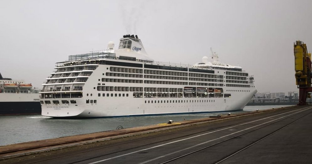 Port Boulogne Calais (@port_bc) on Twitter photo 🛳️ Le Seven Seas Mariner ⚓ de <a href="/regentcruises/">Regent Seven Seas Cruises</a> en escale à Calais !
🎖️ Tradition respectée : remise de la plaque de bienvenue au capitaine, par Alain Caillier.
🏛️ 600 croisiéristes en visite grâce à <a href="/CalaisXXL/">Calais XXL Tourisme</a>
🤝 Merci à ASA pour l’organisation
➡️ Départ ce soir à 19h !
#cruises 🛳️ Le Seven Seas Mariner ⚓ de <a href="/regentcruises/">Regent Seven Seas Cruises</a> en escale à Calais !
🎖️ Tradition respectée : remise de la plaque de bienvenue au capitaine, par Alain Caillier.
🏛️ 600 croisiéristes en visite grâce à <a href="/CalaisXXL/">Calais XXL Tourisme</a>
🤝 Merci à ASA pour l’organisation
➡️ Départ ce soir à 19h !
#cruises
