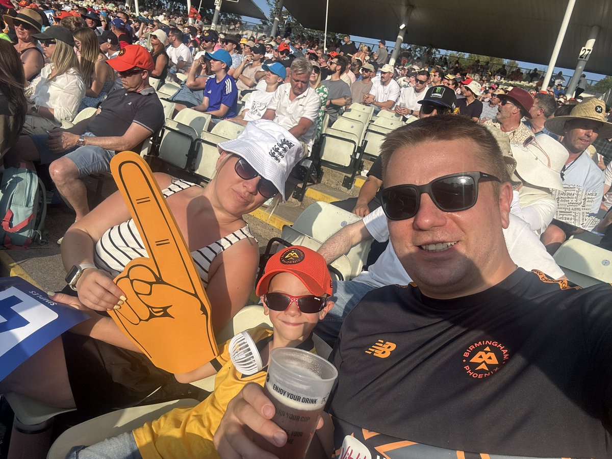 martevans_no1's tweet photo. I must admit I wasn’t a fan of The Hundred. 

A day of sunshine, beer and a great match and now I’m fully converted. The lad meeting Sir Alastair Cook topped off a great day. 

#TheHundred #birminghamphoenix https://t.co/U4qZCl2N3h