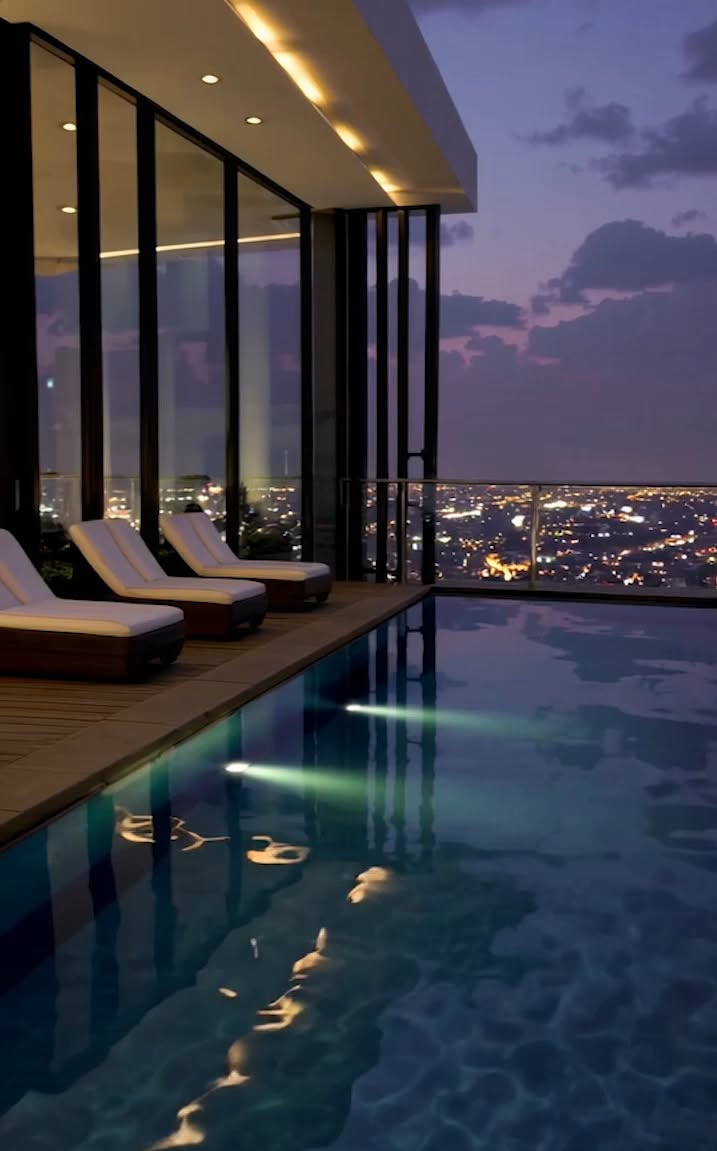 Tahniyatmehdi14's tweet image. Where the skyline meets serenity 🌌💦

#NightViews #PoolsideVibes #CityGlow #EveningEscape