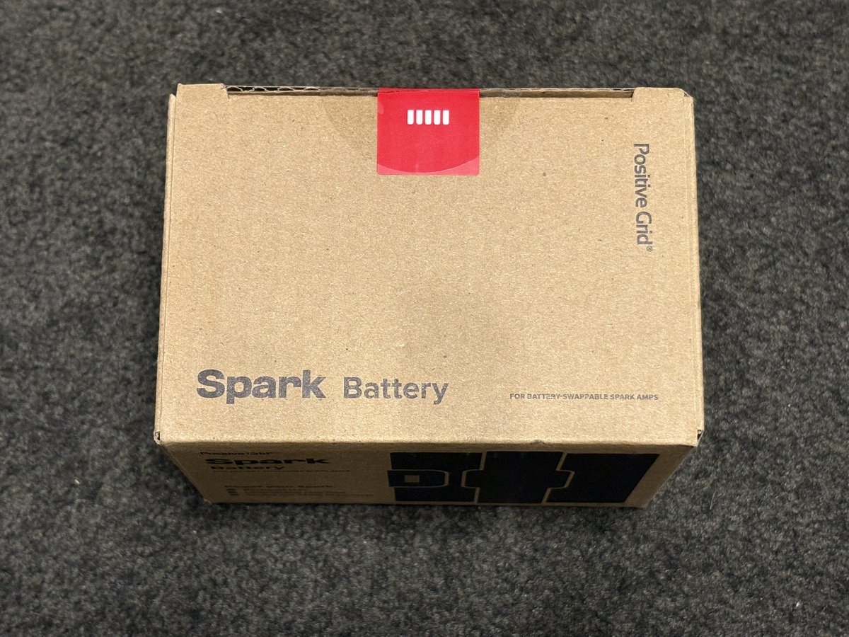 GypsyZenn's tweet image. Spark 2 と一緒に買った ｢Spark Battery｣

取説など一切無い不親切パッケージだったので、、、解説

充電ケーブルはありません。

Spark 2 本体に装着してアンプをケーブルで繋ぐと充電スタートです。

#PositiveGrid #Spark2 #SparkBattery #充電