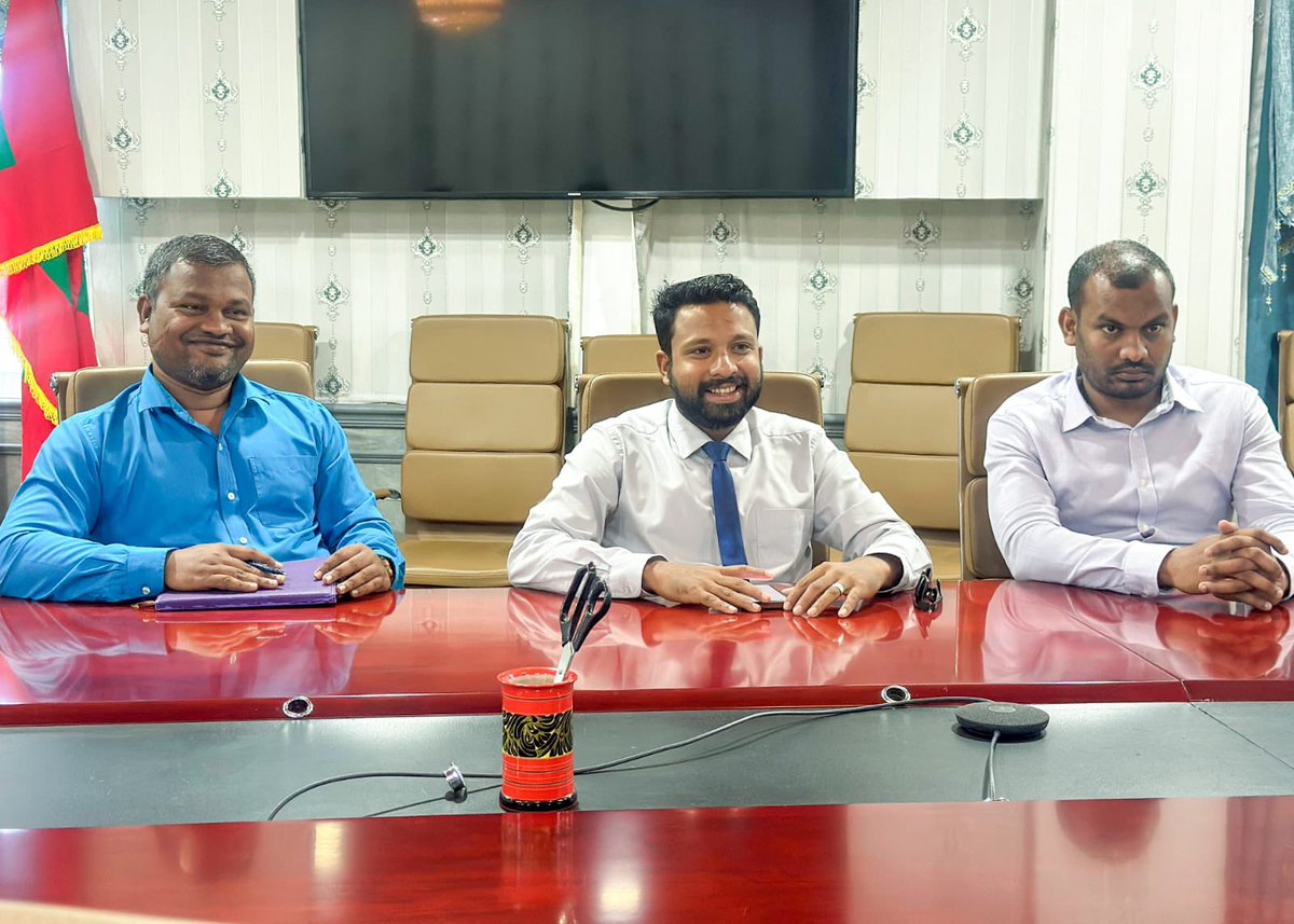 Ministry of Health (@mohmv) on Twitter photo ޞިއްޙީ ވުޒާރާގެ ސްޓޭޓް މިނިސްޓަރ <a href="/Ahmed_Gaasim/">Ahmed Gaasim</a> އަދި އިސްވެރިން، ރ.ފައިނު ކައުންސިލް އިދާރާ އާ ބައްދަލުކުރައްވާ، އެރަށުގައި ޞިއްޙީ ޚިދުމަތްދޭ ވަސީލަތްތައް އިތުރަށް ތަރައްޤީކުރުމާ ގުޅޭ ގޮތުން ވަނީ މަޝްވަރާކޮށްފައެވެ. ޞިއްޙީ ވުޒާރާގެ ސްޓޭޓް މިނިސްޓަރ <a href="/Ahmed_Gaasim/">Ahmed Gaasim</a> އަދި އިސްވެރިން، ރ.ފައިނު ކައުންސިލް އިދާރާ އާ ބައްދަލުކުރައްވާ، އެރަށުގައި ޞިއްޙީ ޚިދުމަތްދޭ ވަސީލަތްތައް އިތުރަށް ތަރައްޤީކުރުމާ ގުޅޭ ގޮތުން ވަނީ މަޝްވަރާކޮށްފައެވެ.