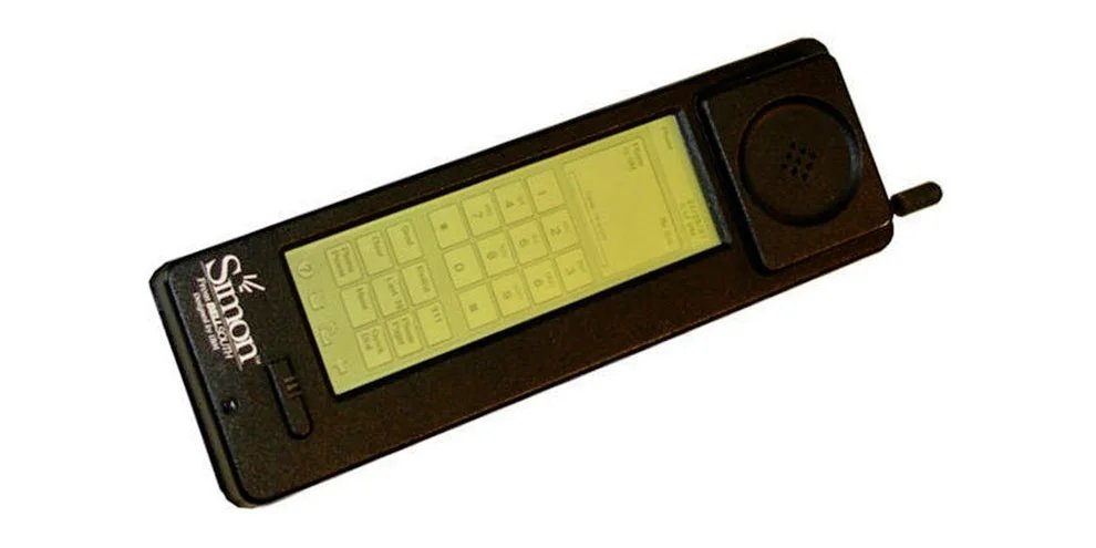inovatechy's tweet image. O primeiro smartphone da história foi o IBM Simon, lançado em 1994. Ele tinha tela sensível ao toque e podia enviar e-mails — mas a bateria durava só 1 hora! 📱🔋
#Smartphone #Tecnologia #HistóriaTech @IBM