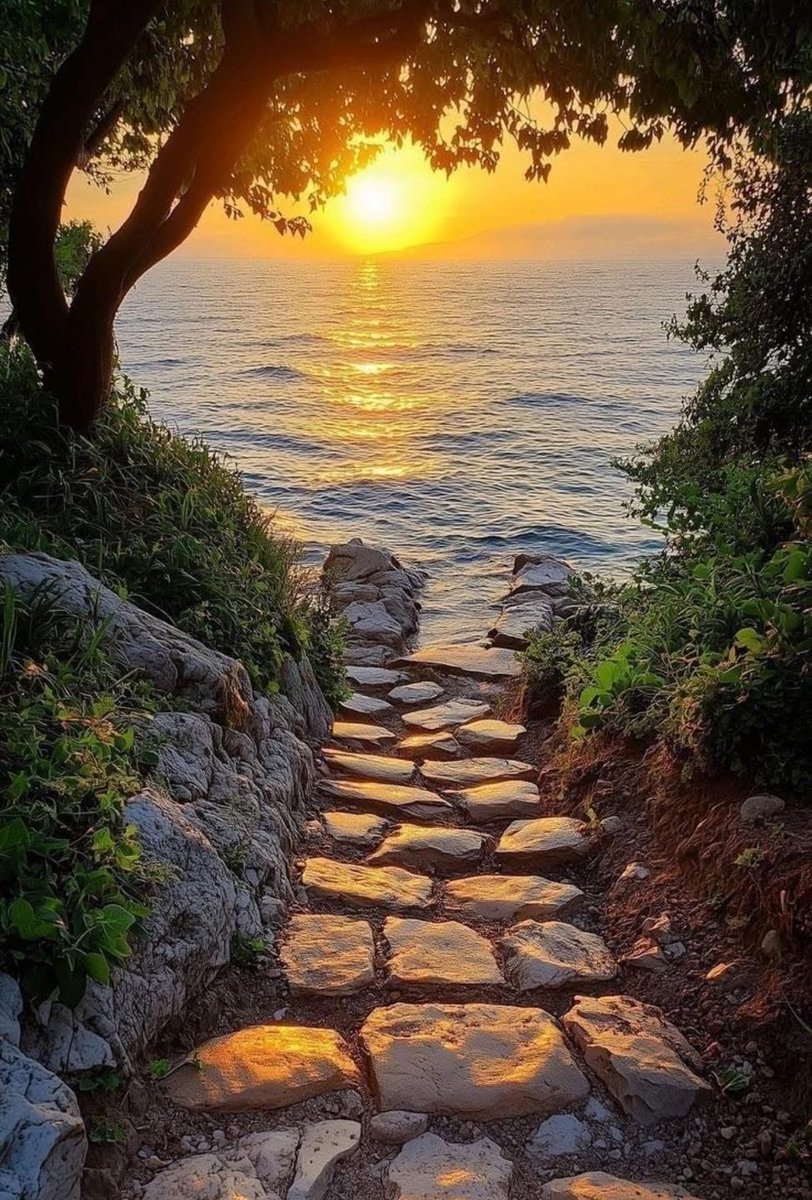 #GününÖzeti; Birini kötülemeye çalışırsan asla amacına ulaşamazsın. Çünkü başkasına sürmek istediğin çamura önce kendin bulanırsın.!!!