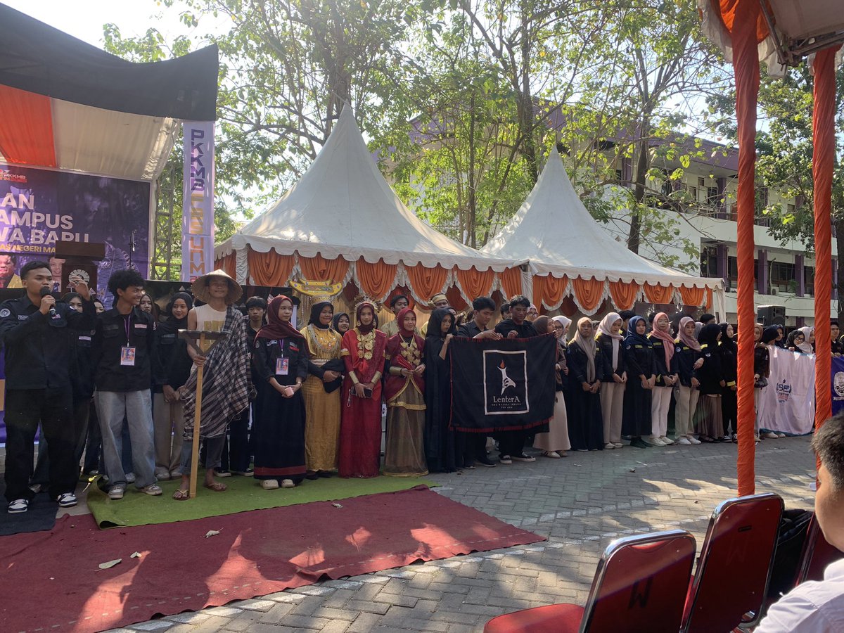 LenterAfbs's tweet photo. Salam Budaya!

Dokumentasi kegiatan perkenalan lembaga di PKKMB Fakultas Bahasa dan Sastra

#Lenterawillnotmakeyoufamous https://t.co/ddedmbvWHK