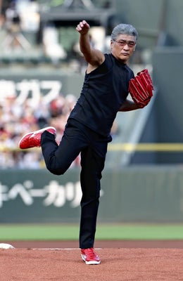 吉川晃司、103キロの始球式
