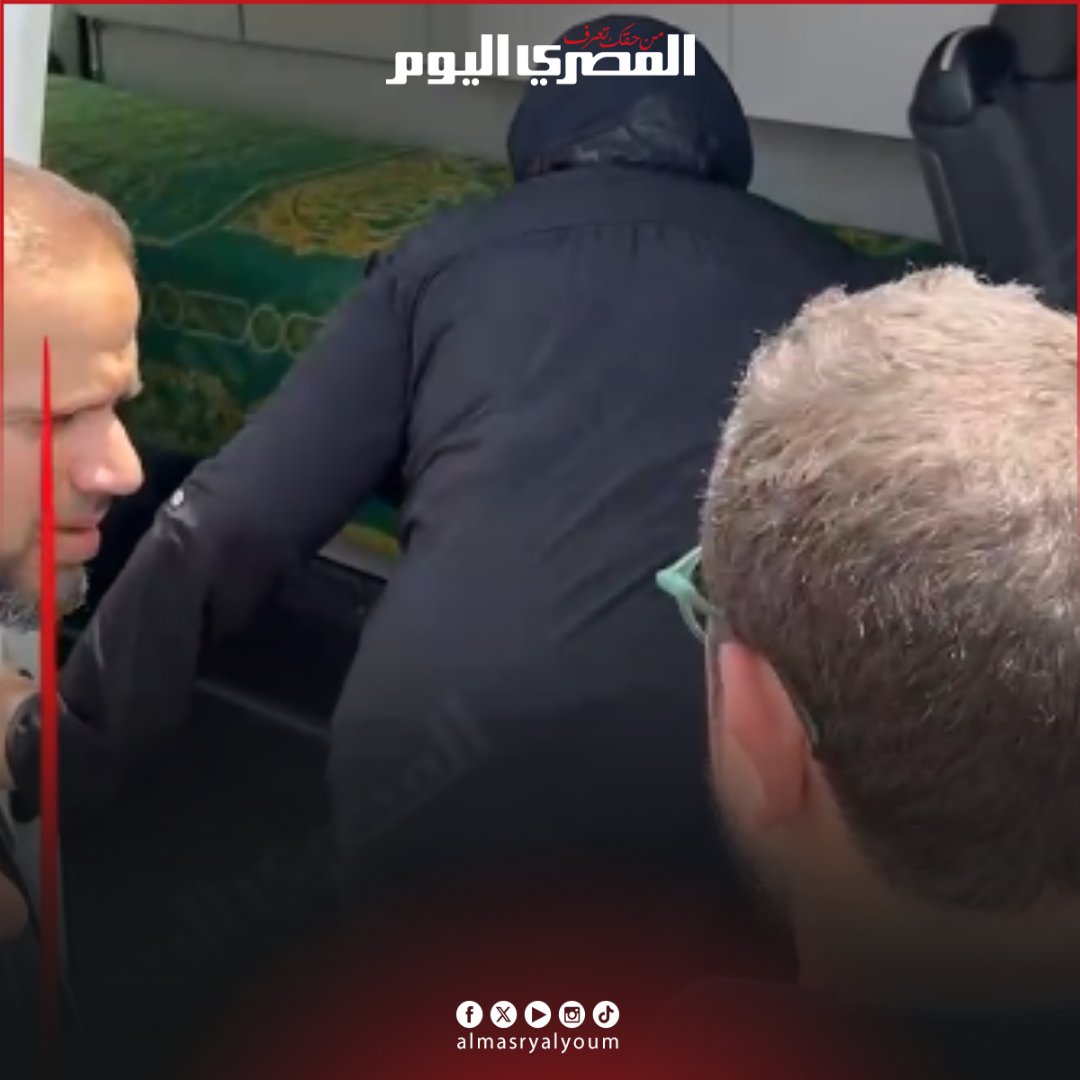 زوجة وزير التموين السابق علي المصيلحي ترافق جثمانه بعد صلاة الجنازة

تصوير: أسامة علي