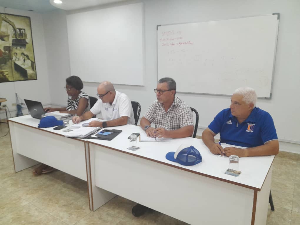 AntonioRdguezR's tweet photo. En la Empresa Aguas Habana, con el Delegado del #INRH y los Principales Directivos,evaluando la recuperación de los 5 municipio del Centro de la Ciudad, después de los trabajos conjuntos con la #UNE, en la fuente de abasto #CUENCASUR,se aprecia la mejoría #UnidosXFidel #INRHCuba https://t.co/KwafrmF7FP