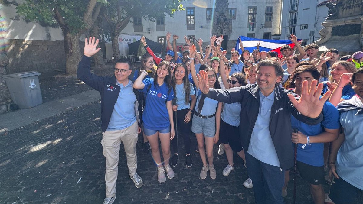 👣Emoción, lágrimas y aplausos entre los peregrinos 🥾de ‘Conecta con Galicia no Camiño’ al llegar a Santiago 
acortar.link/vVVk47
#Crónicasdelaemigración #conecta #sxe #caminodesantiago