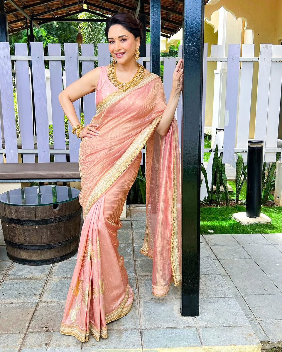 jyotsnarawat19's tweet photo. #MadhuriDixit is a vision in pastel, and we can’t look away! 💫 https://t.co/lbenU15Wd2