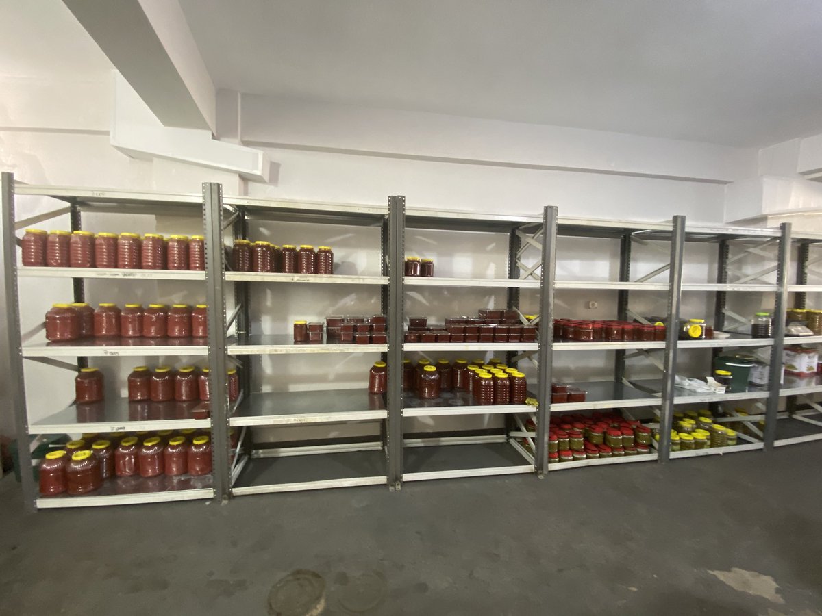 Bugün #Manisa #Saruhanlı’da Serap-Mehmet Ali Develi çiftinin işletmesini ziyaret ettim. 

El emeği, göz nuru, tamamen doğal ve ev yapımı ürünlerin kokusu daha kapıdan girerken bizleri karşıladı.

Üzüm bağlarından salamura zeytinlere, taptaze domateslerden mis gibi zeytinyağlarına