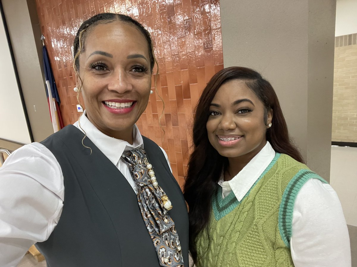 drcasscarr's tweet photo. #TigersFirstDay25 @BAMOngc #LeadLearnRoar https://t.co/Wfd4aogECx