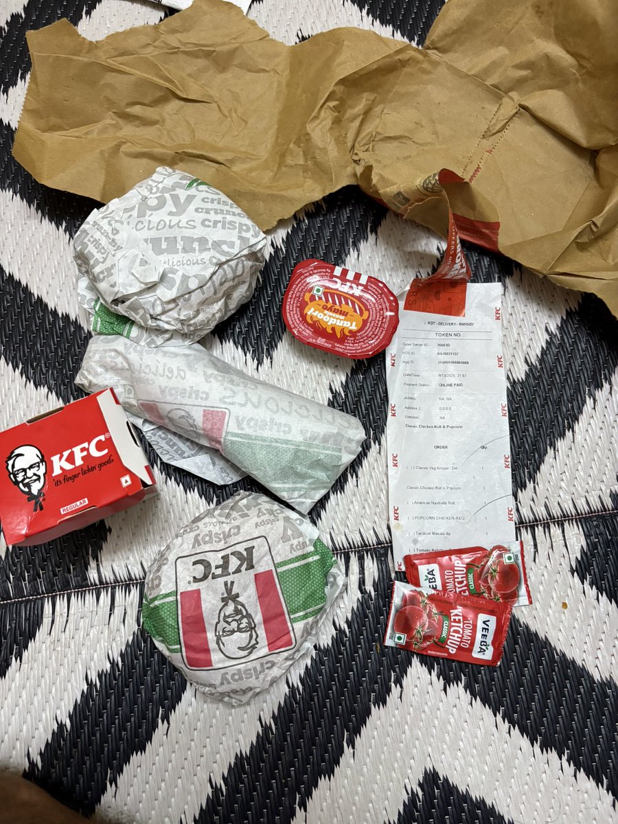 kr_Aryan_'s tweet photo. @Swiggy I ordered a Wednesday Value Chicken Meal (Order ID: 214069125759868) but received a wrong order (ID: 214069366066968). Despite contacting support, there's been no resolution. Kindly look into this urgently. Proofs attached. #SwiggySupport https://t.co/xKqtl8YSfb