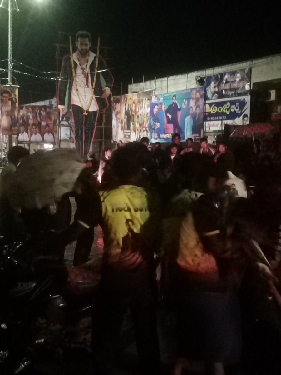 TeamForNTRAdoni's tweet photo. #Adoni Rurals ki okkade Devudu ma @tarak9999 anna ❣️🐯

#War2Celebrations #WAR2OnAug14th https://t.co/5Wl1on82hI