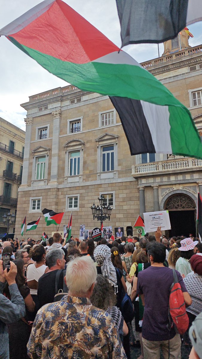 la_IAC's tweet photo. Concentració a la pl Sant Jaume, plena de solidaritat amb el poble palestí i amb les companyes periodistes que cobreixen el genocidi i que són assassinades per l'estat sionista d'Israel amb la complicitat dels governs.
#AturemElGenocidi
#StopGenocideGAZA 
#JournalismIsNotACrime https://t.co/E7FZEXQwrY