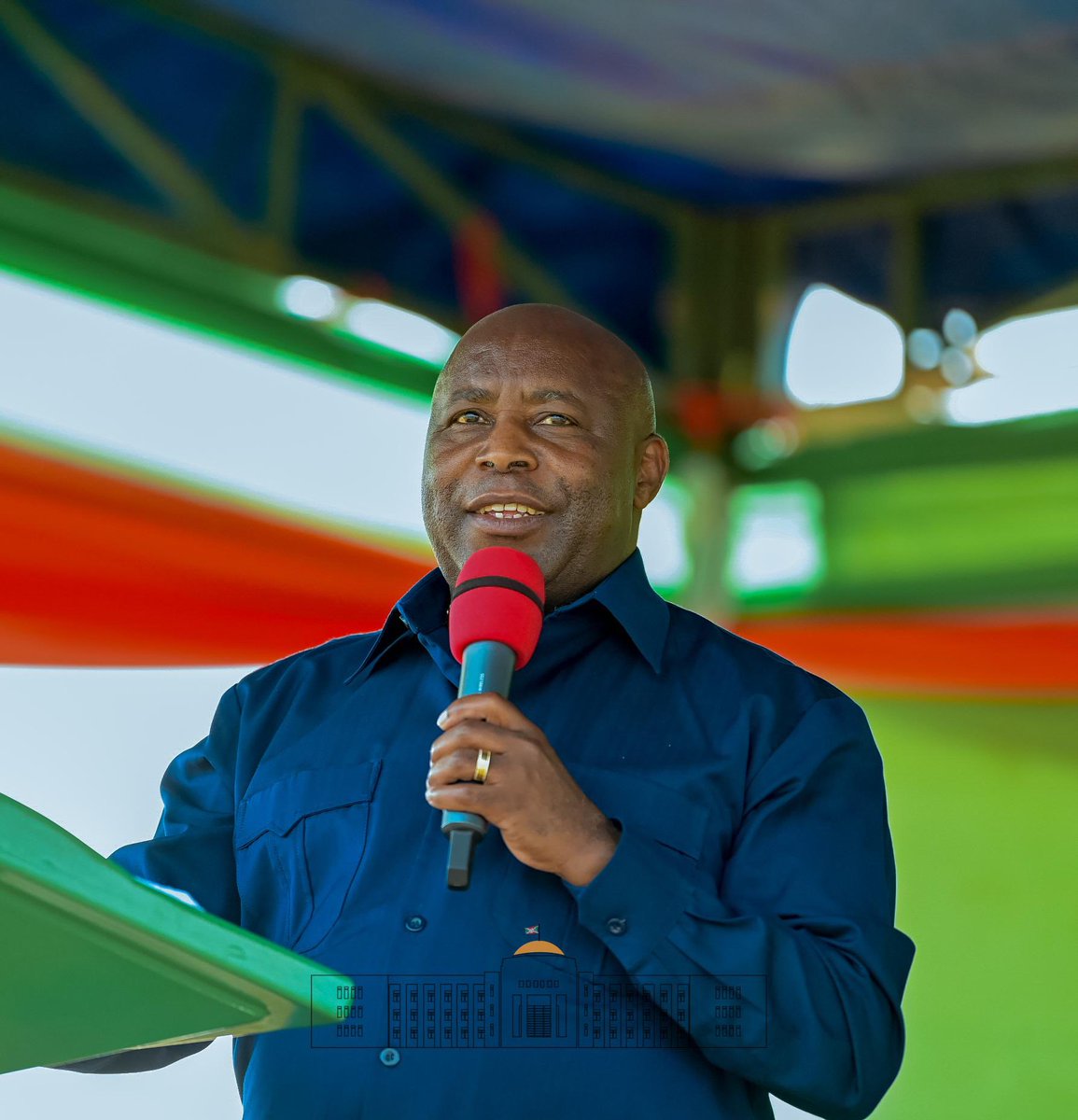 NtareHouse's tweet photo. @GeneralNeva SE @GeneralNeva a recommandé au nouveau leader à la tête de la commune Ntahangwa de prêcher par l'exemple en initiant et exécutant des projets de développement centrés sur le bien être du citoyen .
Il l’a instruit à être à l’écoute du peuple et à veiller au respect de la loi https://t.co/wujscEVIa0