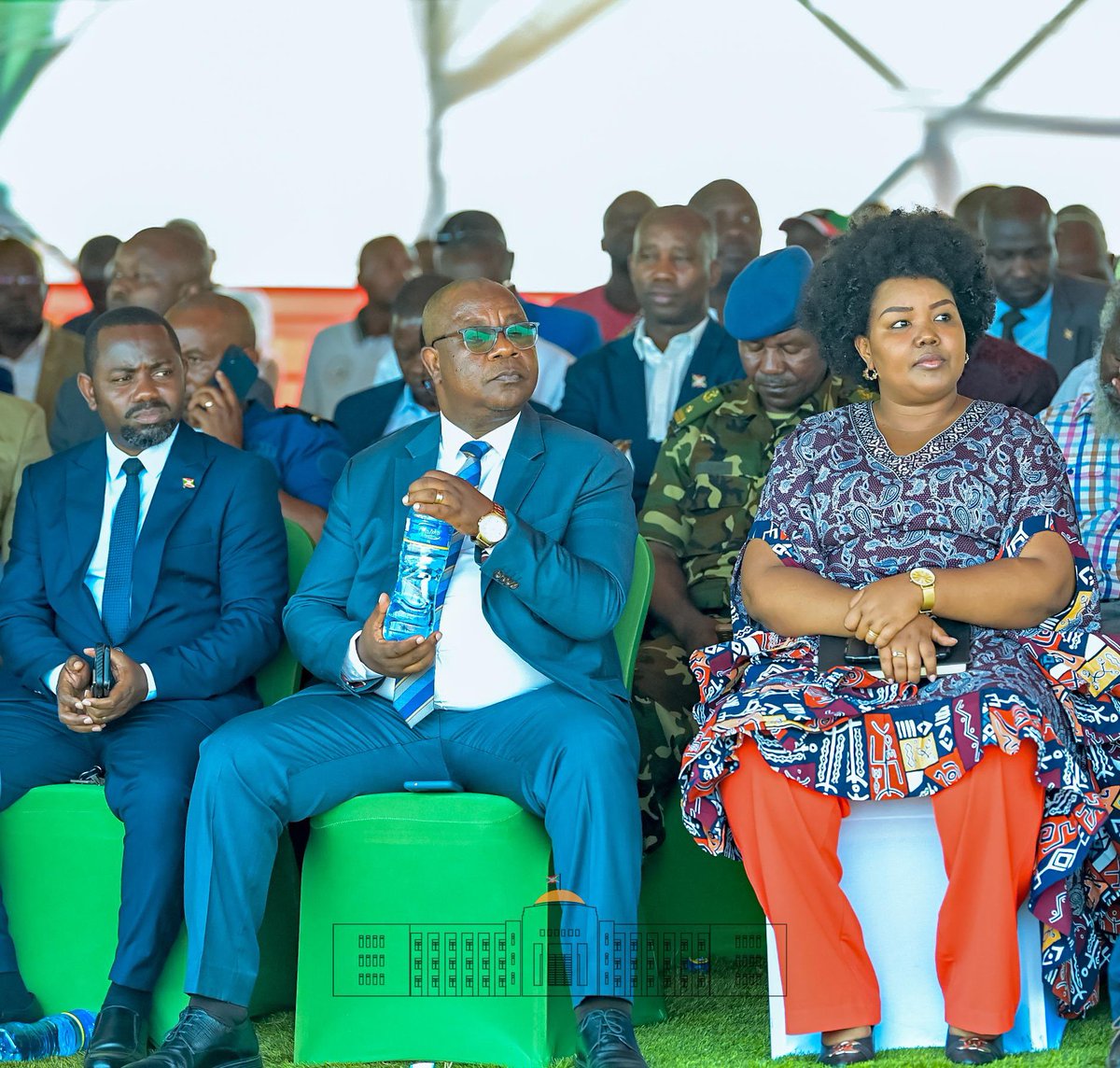 NtareHouse's tweet photo. @GeneralNeva SE @GeneralNeva a recommandé au nouveau leader à la tête de la commune Ntahangwa de prêcher par l'exemple en initiant et exécutant des projets de développement centrés sur le bien être du citoyen .
Il l’a instruit à être à l’écoute du peuple et à veiller au respect de la loi https://t.co/wujscEVIa0