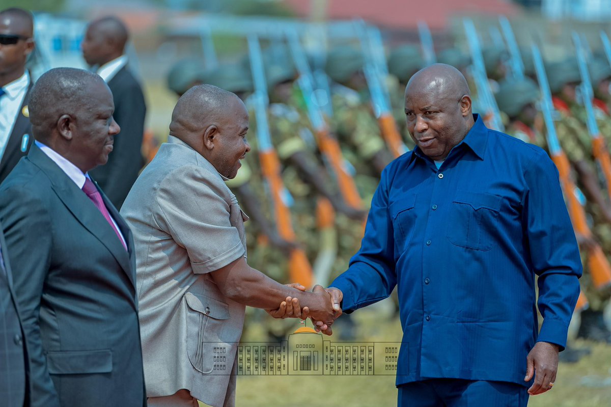 NtareHouse's tweet photo. @GeneralNeva SE @GeneralNeva a recommandé au nouveau leader à la tête de la commune Ntahangwa de prêcher par l'exemple en initiant et exécutant des projets de développement centrés sur le bien être du citoyen .
Il l’a instruit à être à l’écoute du peuple et à veiller au respect de la loi https://t.co/wujscEVIa0