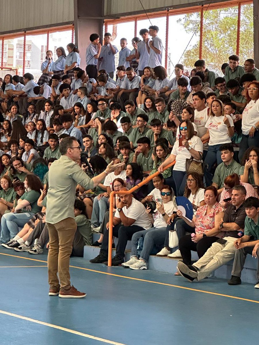 Como parte de nuestros esfuerzos en la Escuela University Gardens, el psicólogo Dr. Héctor Coca ofreció una charla sobre la importancia de prevenir el bullying y fomentar el respeto entre compañeros. Fomentando comunidades seguras en el entorno escolar. #QuieroMiEscuela