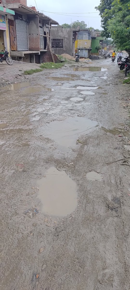 Ajay07dwivedi's tweet photo. @DM_PRAYAGRAJ sir kuch image gram janghai Duban ko jane wali link road ki hai..rojana ho rhi durghatna se rahat dilaye aaj kai saal se ye road nhi ban pa rhi,pradhan khte hai unke kote se nhi bnegi,panchayat sadasya khte hai unse nhi,vidhyak aur sansad idhar muh bhi nhi dikhate. https://t.co/Gn9wT26gRa