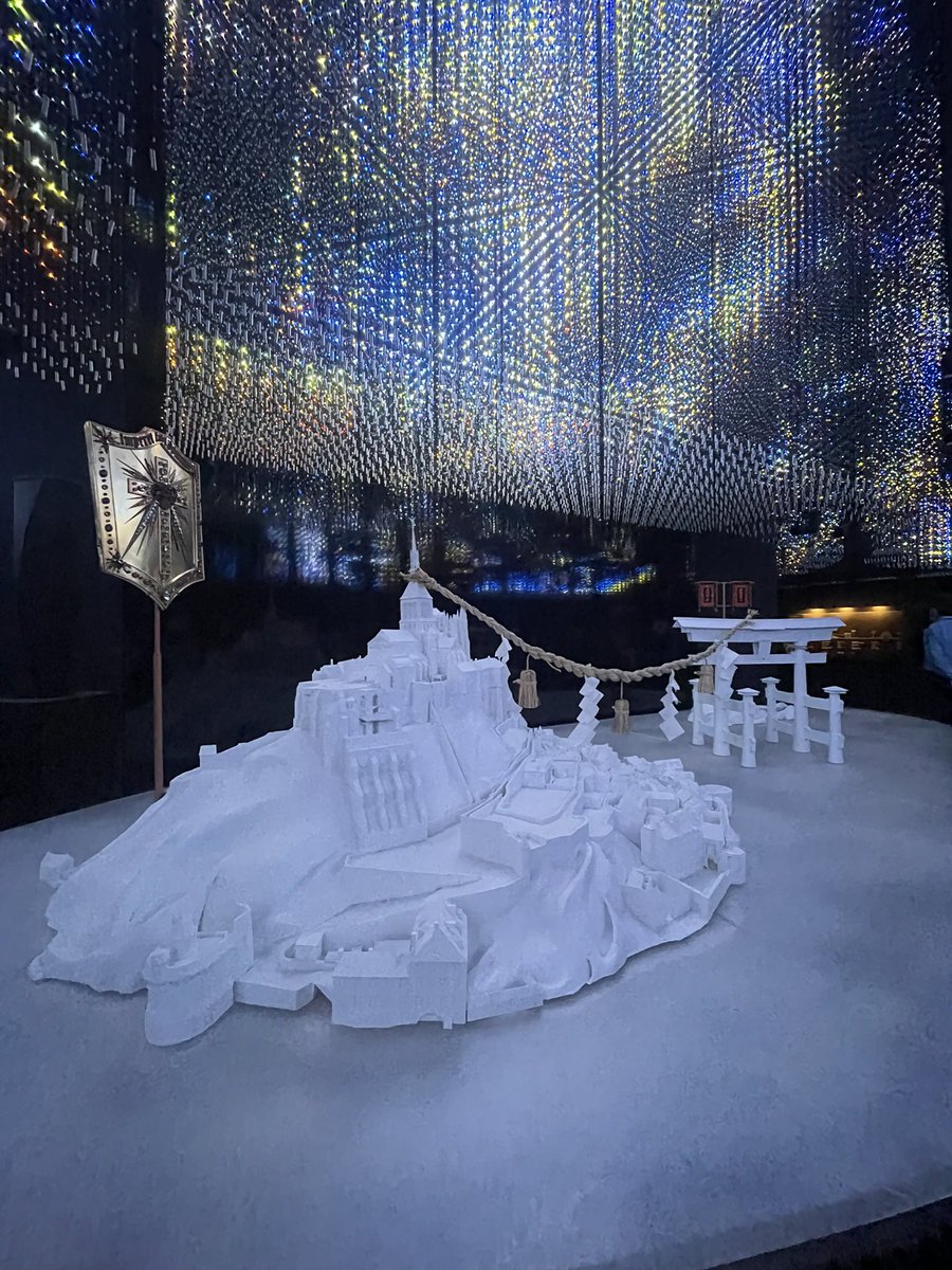 ping_jig's tweet photo. 【大阪万博　建築評価】
フランス館　★★★★★

ついに最初の満点パビリオン。ファサードの赤銅色のオブジェとも思しき物体は単なる造形に留まっておらず、来館者用の階段として使われている。機能性と美術性が両立されており、流石はコルビュジエが活躍した国フランスである。シーケンスに関しても明確ではありながら、内外を行き来させたり様々な部屋を巡回したりと飽きさせない。よって建築に関しては非のつけどころがないため、★5の満点評価とした。

ただし終盤のモン・サン・ミシェルと厳島神社の鳥居をしめ縄により繋げるといった展示は、言いたいことは伝わるものの安直な表現であるように感じた。

#大阪・関西万博 #万博 #EXPO2025 #フランス館