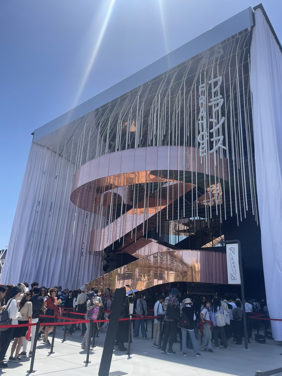 ping_jig's tweet photo. 【大阪万博　建築評価】
フランス館　★★★★★

ついに最初の満点パビリオン。ファサードの赤銅色のオブジェとも思しき物体は単なる造形に留まっておらず、来館者用の階段として使われている。機能性と美術性が両立されており、流石はコルビュジエが活躍した国フランスである。シーケンスに関しても明確ではありながら、内外を行き来させたり様々な部屋を巡回したりと飽きさせない。よって建築に関しては非のつけどころがないため、★5の満点評価とした。

ただし終盤のモン・サン・ミシェルと厳島神社の鳥居をしめ縄により繋げるといった展示は、言いたいことは伝わるものの安直な表現であるように感じた。

#大阪・関西万博 #万博 #EXPO2025 #フランス館