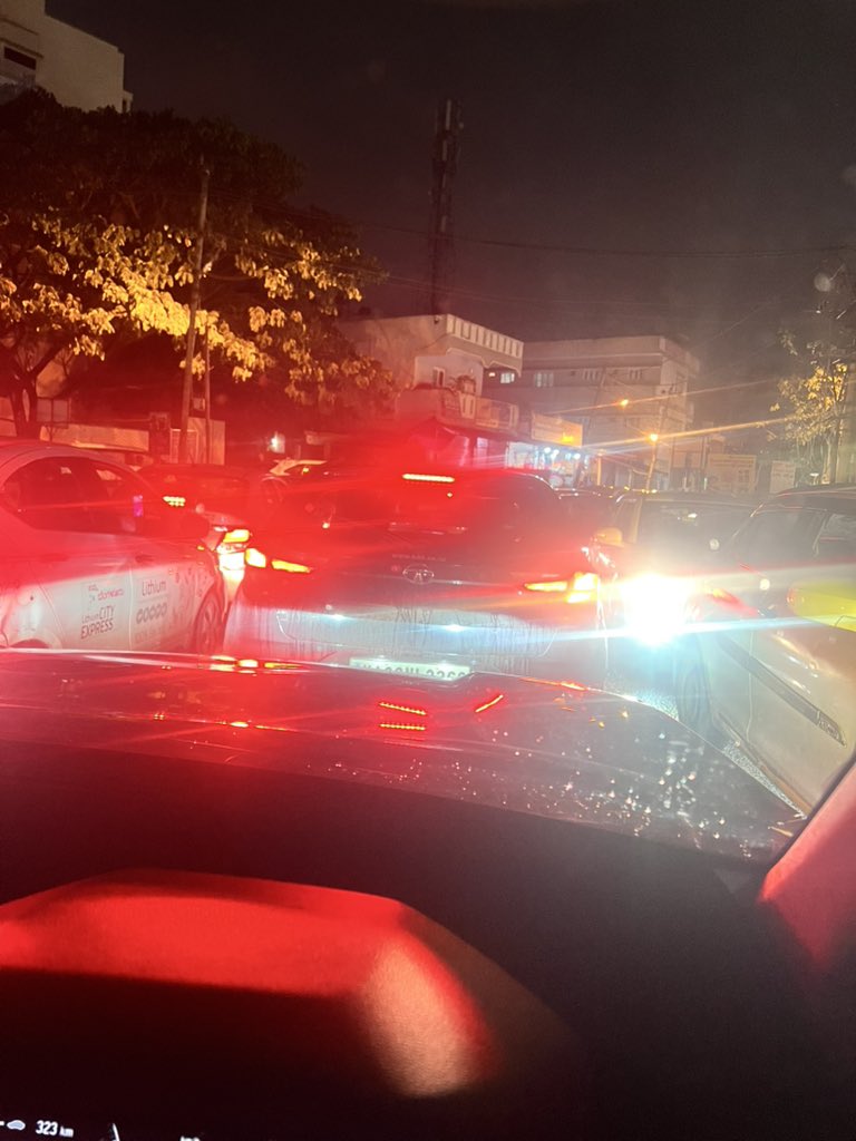 Macqueline1's tweet photo. Full gridlock at Yemlur bridge junction since 30mins!! How pathetically managed is this important junction with zero cops on duty!! @blrcitytraffic @BlrCityPolice @bellandurutrfps @DKShivakumar @siddaramaiah https://t.co/CDTZs6lgfy