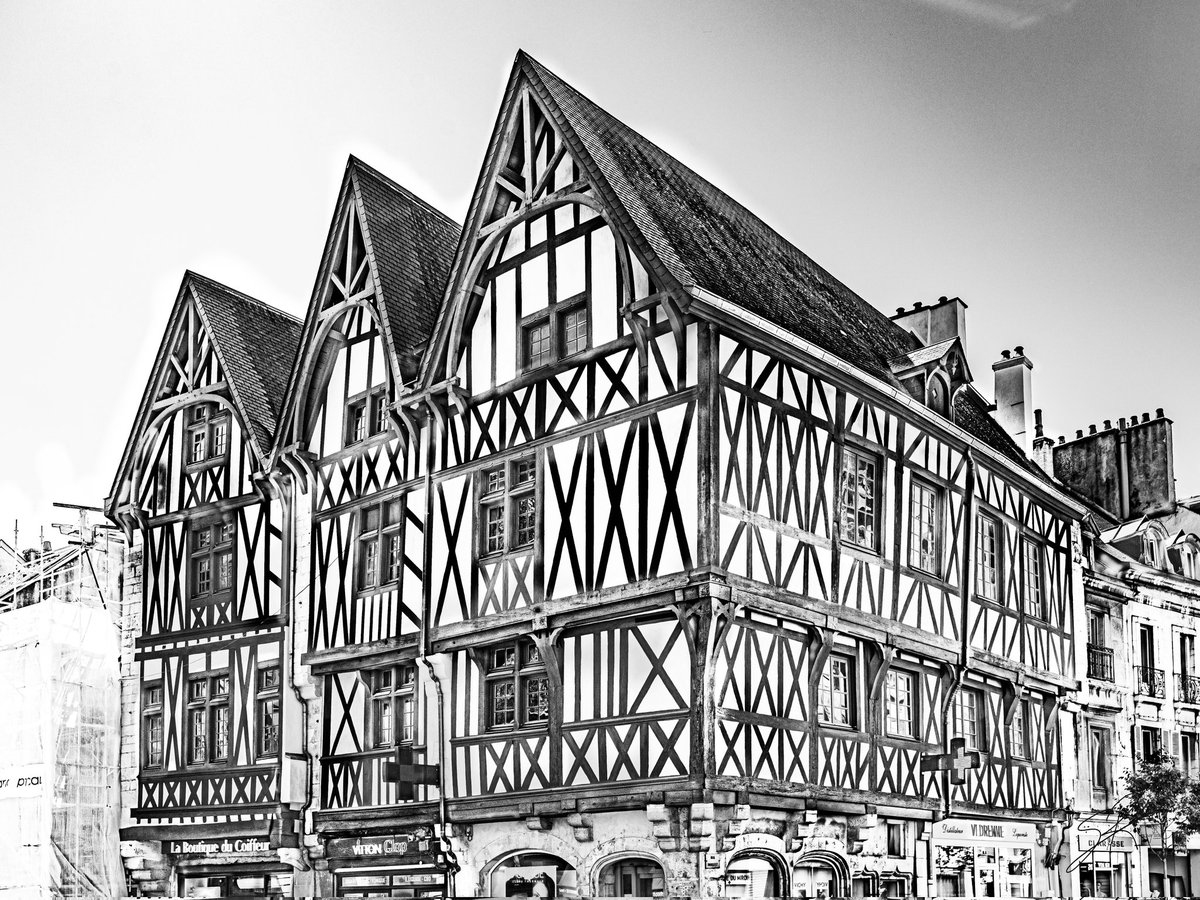 KyonyxPhoto's tweet photo. L'âge des colombes - La Maison aux 3 visages fraîchement restaurée en "Photo Croquée" 

Fraîchement restaurée après 12 000 heures de travail, sa splendeur retrouvée et ce travail acharné m'ont rapidement inspiré. 

#PhotoCroquee #maisonaux3visages 
#dijon #magnifiquefrance https://t.co/RoQND0A9Gc
