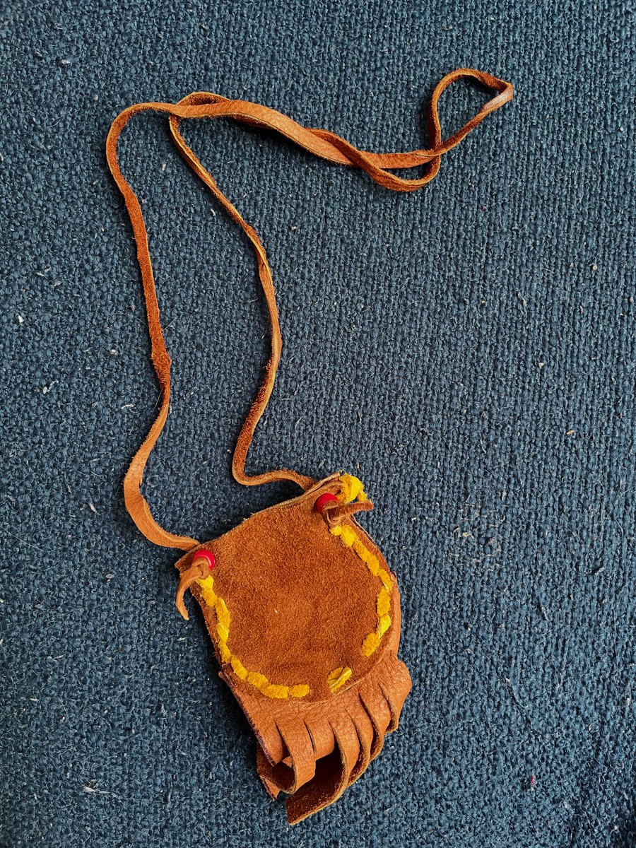 کیف داروی دست‌ساز،ساخته خودم درفعالیت فرهنگی در موسسه متعلق به #بومیان_کانادا! 
درحالیکه نمونه‌های فراوان عمل نکردن قدرت‌های پس ازگذار به تعهداتشان برای جلوگیری ازتکرار نقض حقوق بشر وجود دارد،مسئولیت اعضای جامعه است تاباآگاهی،دین خود رابه گروه‌های تحت ستم ادا کند.  #عدالت_انتقالی