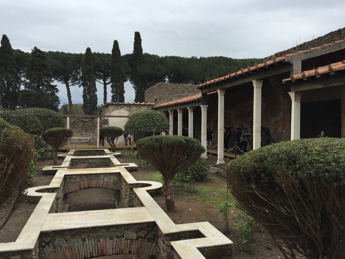 antigua_roma's tweet image. Hoy en el año 79 d. C., según una pintada hallada en Pompeya, comenzaban a alquilarse por un periodo de cinco años los Praedia de Iulia Felix.