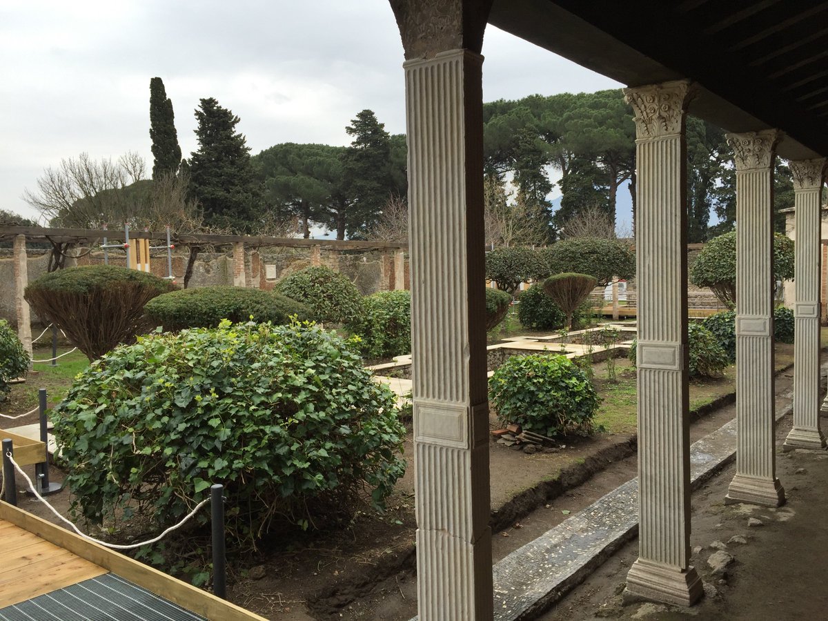 antigua_roma's tweet image. Hoy en el año 79 d. C., según una pintada hallada en Pompeya, comenzaban a alquilarse por un periodo de cinco años los Praedia de Iulia Felix.