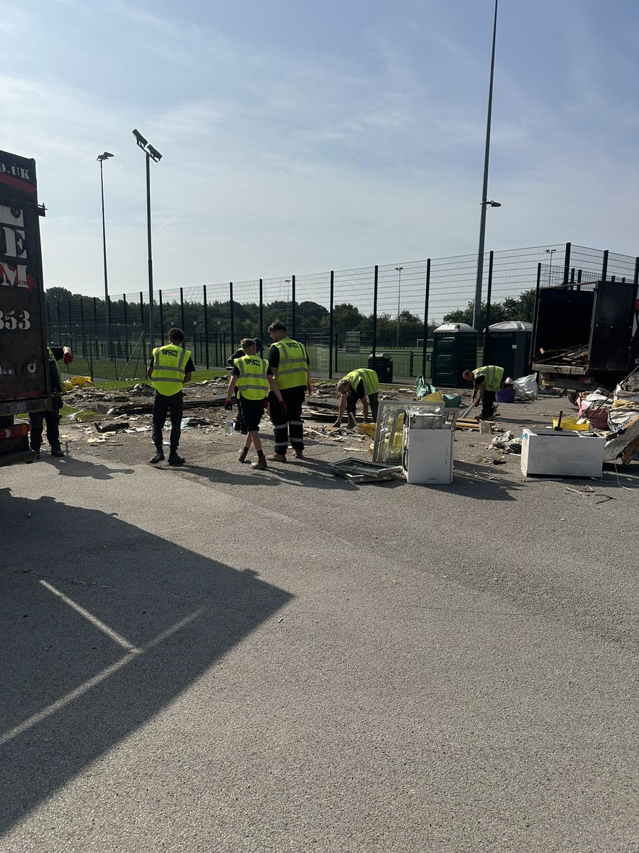 Here’s a thought for Everyman who tries understand what’s in his hands ….. it’s a rake or shovel  😉

They have cast a shadow all day and for that we commend them in these conditions 💙

What a team, couldn’t be prouder of the guys today

 thewasteteam.co.uk